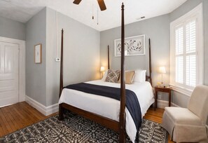 Iron/ironing board, free WiFi, bed sheets - Captain’s Quarters Inn Downtown Edenton • Queen Bed 2nd Floor (Edenton)