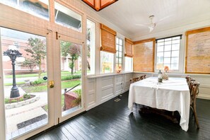 Dining - Edenton Historic District Downtown • Granville Queen Inn • Queen Suite • 1st Floor (Edenton)