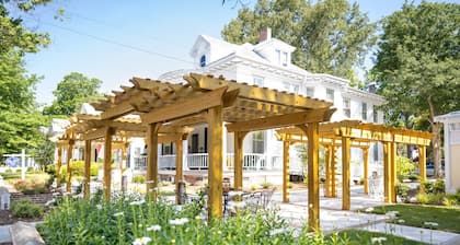 Charming downtown Edenton location with homemade breakfast daily