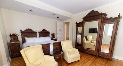 Redbud Room - Downtown Edenton Historic Granville Queen Inn