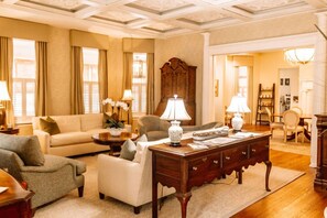 TV - Private King Suite • 2nd Floor • Boutique Edenton Bed & Breakfast (Edenton)