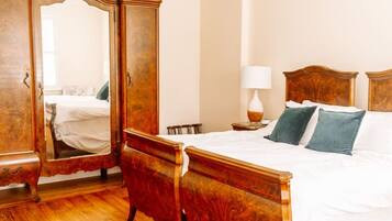 Desk, iron/ironing board, WiFi, bed sheets