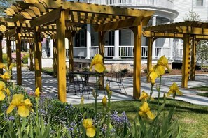 Outdoor dining - White Oak Room • Granville Queen Inn • Boutique Edenton B&B (Edenton)