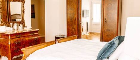 Desk, iron/ironing board, WiFi, bed sheets