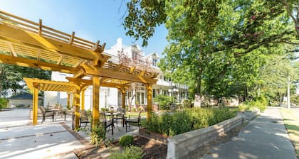 Charming downtown Edenton location with homemade breakfast daily
