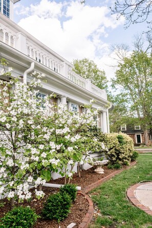 Property grounds - Private Queen Suite • 3rd Floor • Bed & Breakfast Historic Downtown Edenton (Edenton)