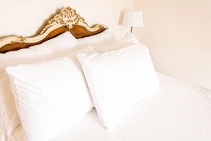 1 habitación, tabla de planchar con plancha, wifi gratis y ropa de cama