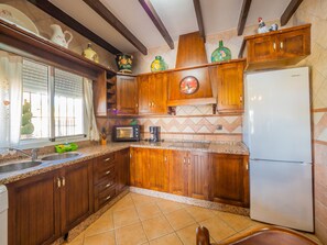 Een koelkast, een magnetron, een oven, een vaatwasser