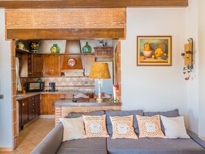 Een televisie, een open haard en een tafeltennistafel