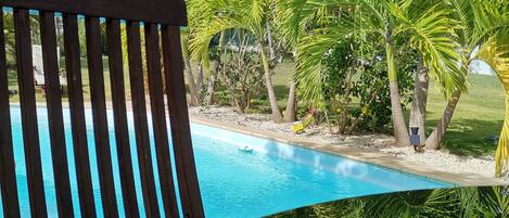 Una piscina al aire libre