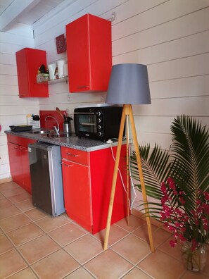 Kühlschrank, Mikrowelle, Herdplatte, Wasserkocher mit Kaffee-/Teezubehör