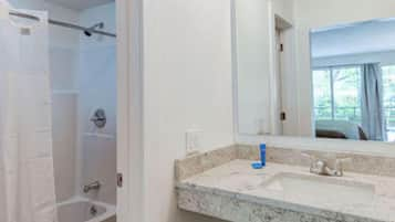 Standard Room | Bathroom | Combined shower/bathtub, hair dryer, towels