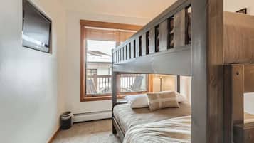 2 Schlafzimmer, Schreibtisch, Bügeleisen/Bügelbrett, Reisekinderbett