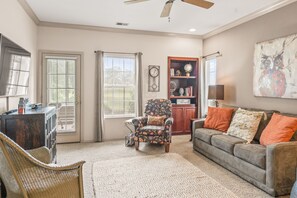 Smart TV - Stunning Golf Course View •  Sunroom • Ticket & Golf Savings! (Branson)