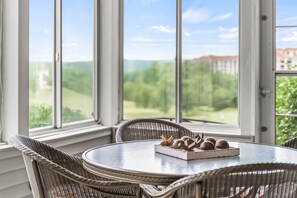Dining - Stunning Golf Course View •  Sunroom • Ticket & Golf Savings! (Branson)