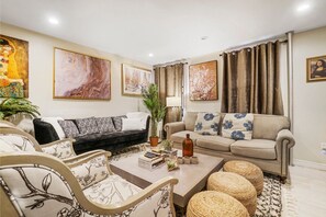 TV connectée, livres, chaîne hi-fi