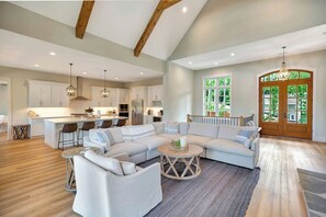 Televisión, chimenea, tenis de mesa y estéreo 