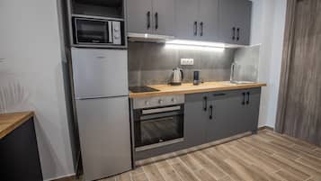 Deluxe Apartment | Dapur peribadi | Peti sejuk/penyejuk beku saiz penuh, ketuhar gelombang mikro, ketuhar