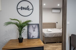 Desk, laptop workspace, soundproofing, iron/ironing board - Raise Averof Serviced Apartments (Dafni-Ymittos)