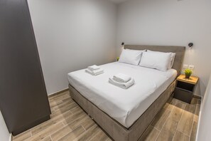 Desk, laptop workspace, soundproofing, iron/ironing board - Raise Averof Serviced Apartments (Dafni-Ymittos)