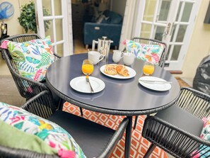 Outdoor dining - 2 bedroom accommodation in Dartmouth (Dartmouth)