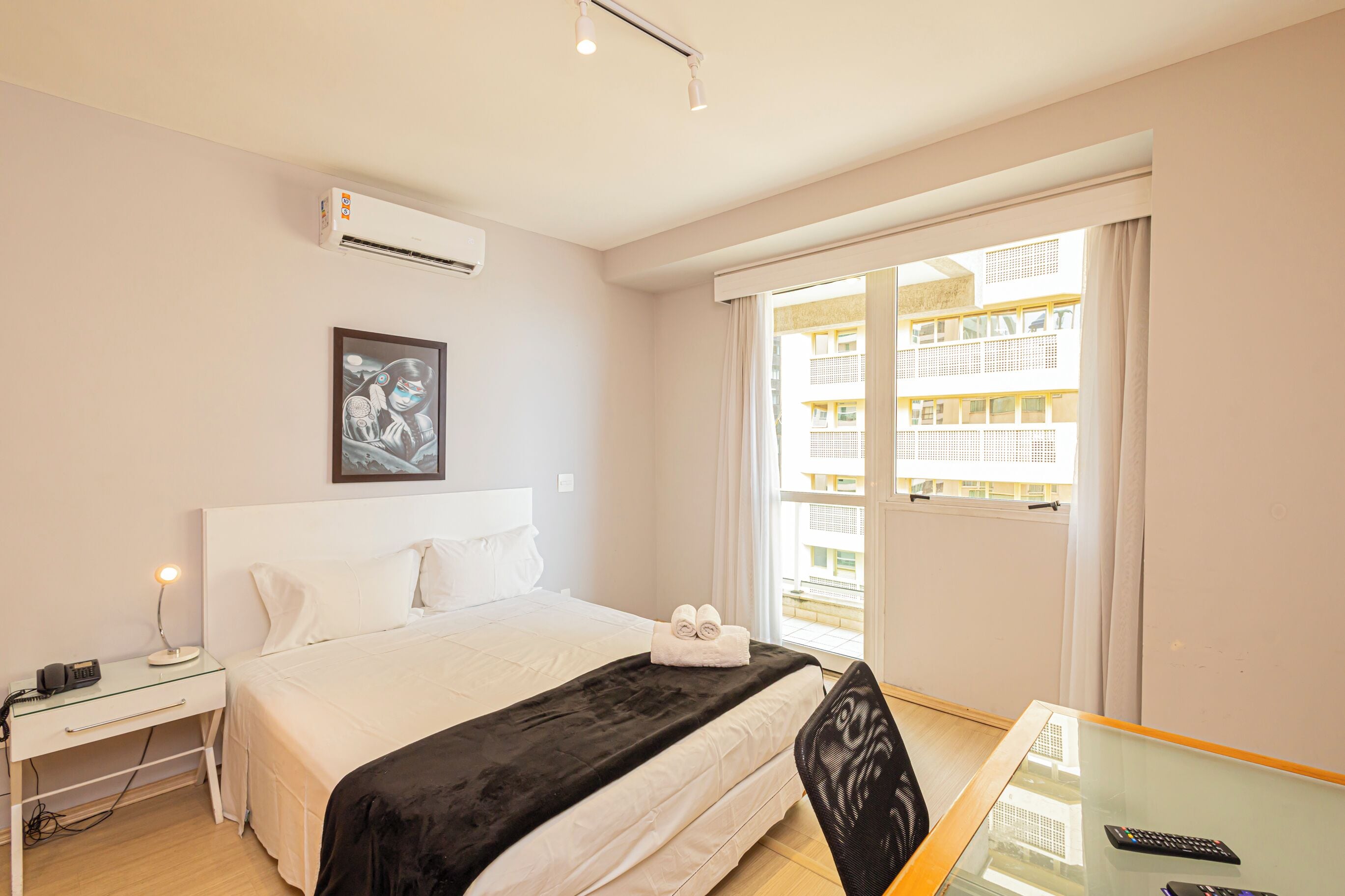 Decoración personalizada, escritorio y espacio para trabajar con laptop 