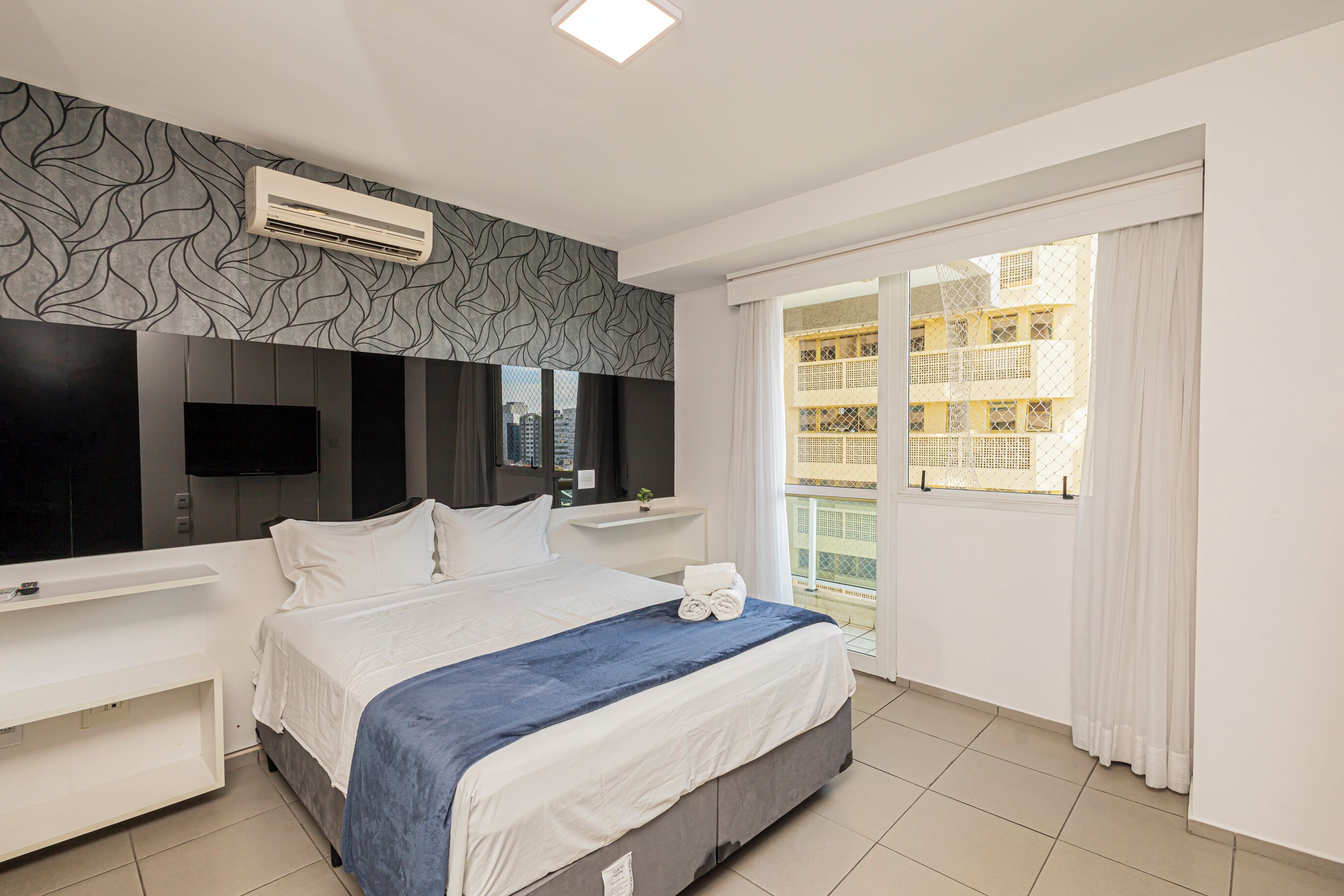 Decoración personalizada, escritorio y espacio para trabajar con laptop 