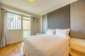 Habitación doble Deluxe | Decoración personalizada, escritorio y espacio para trabajar con laptop 