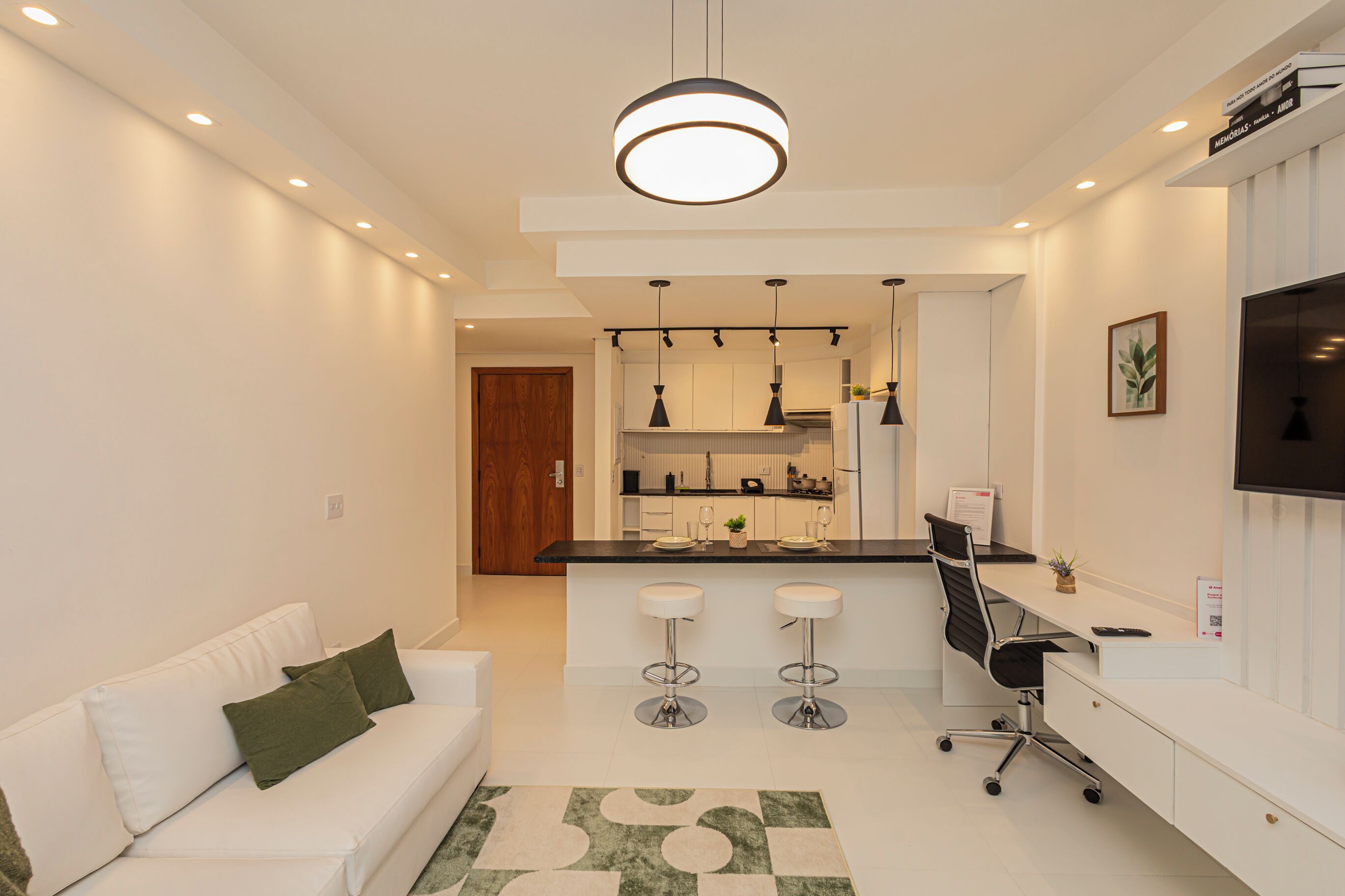 Habitación doble de diseñador | Área de sala de estar | Televisión 