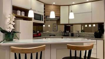Kamar Double Desain | Dapur pribadi | Lemari es, kompor, pemanggang roti, dan peralatan masak/sendok-piring