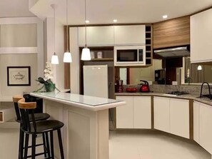 Refrigerador, placa de cocina, tostadora, utensilios de cocina