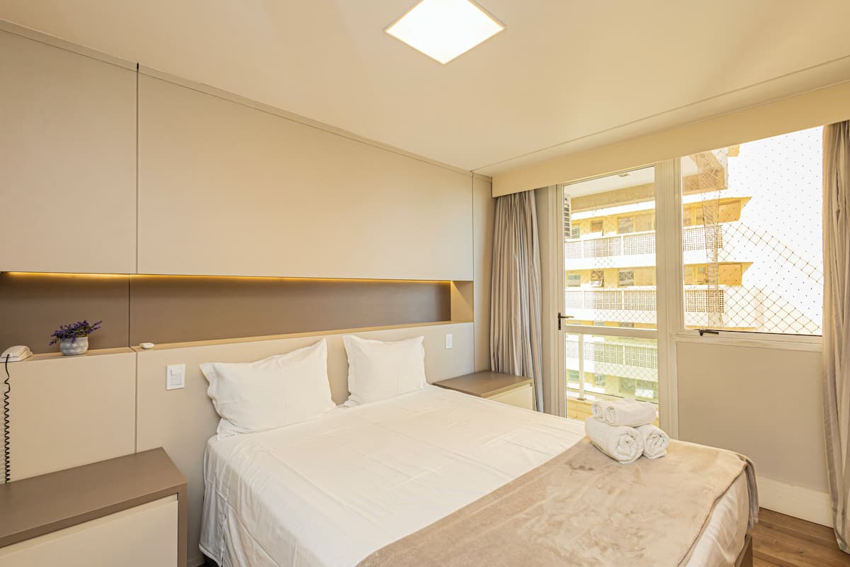 Decoración personalizada, escritorio y espacio para trabajar con laptop