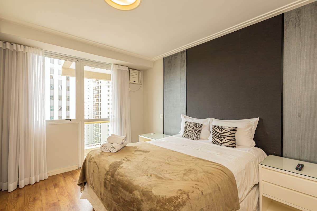 Decoración personalizada, escritorio y espacio para trabajar con laptop