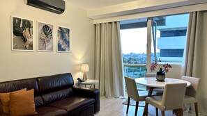 Habitación doble Deluxe | Área de sala de estar | Televisión 