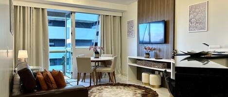 Habitación Deluxe doble | Sala de estar | Una televisión