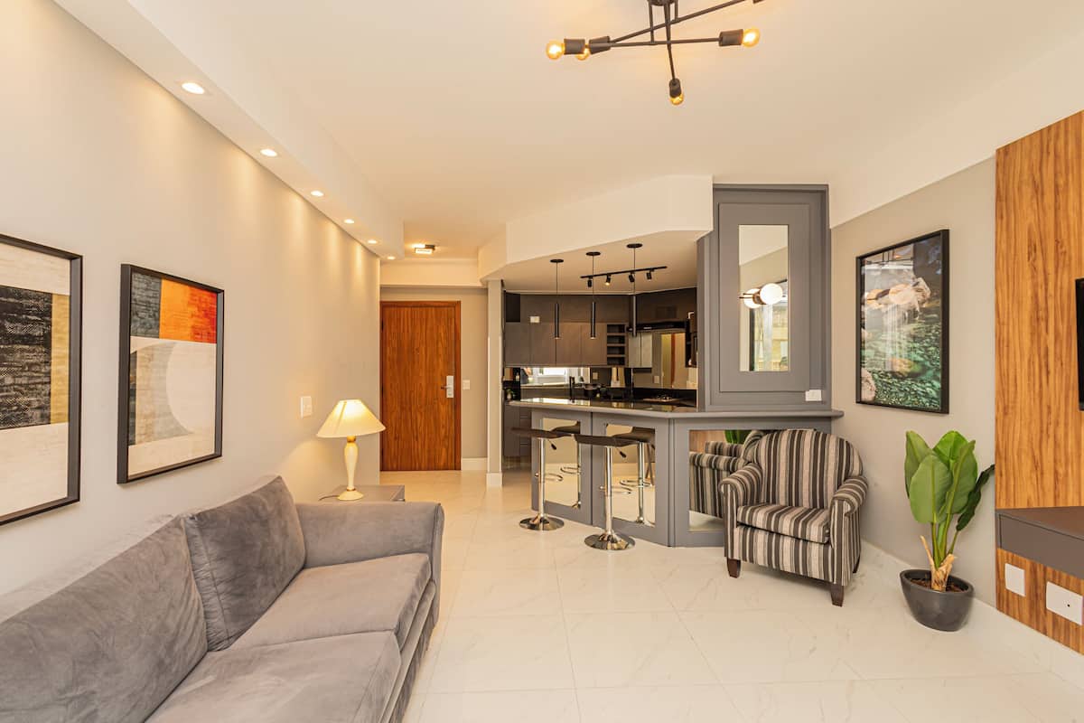 Decoración personalizada, escritorio y espacio para trabajar con laptop