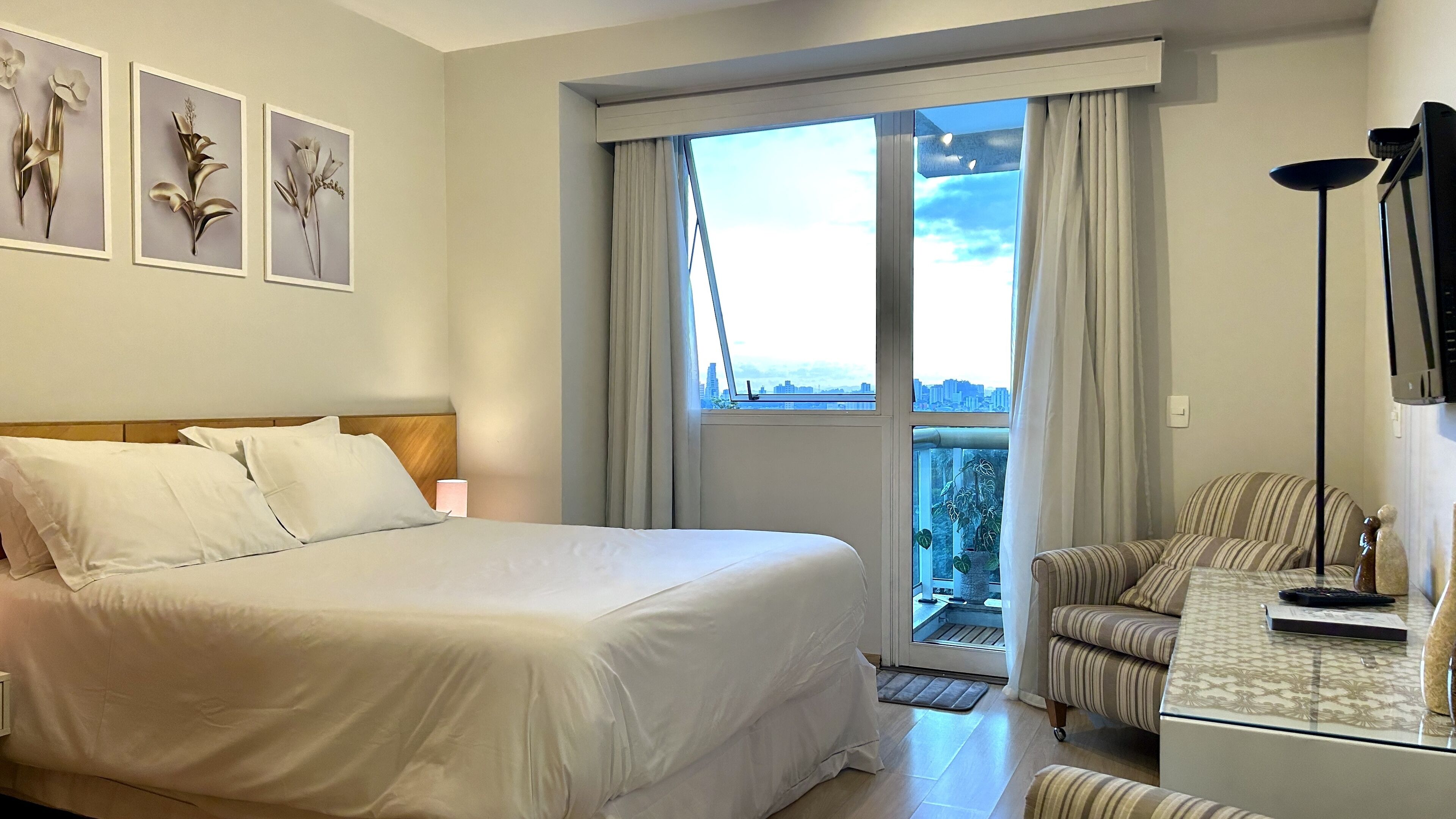 Decoración personalizada, escritorio y espacio para trabajar con laptop 