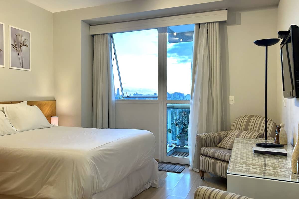 Decoración personalizada, escritorio y espacio para trabajar con laptop