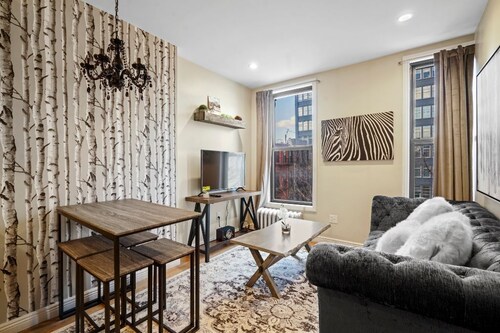 3 BED 2 BATH Pre-War Apartment in Williamsburg, Brooklyn Townhouse