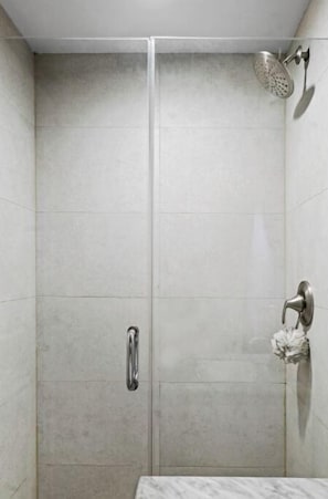 Combined shower/bathtub, hair dryer, towels, soap - 3 BED 2 BATH Pre-War Apartment in Williamsburg, Brooklyn Townhouse (Brooklyn)