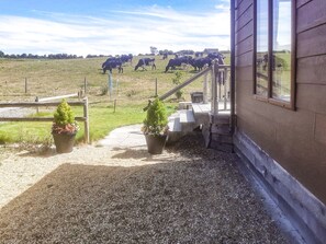 Property grounds - 2 bedroom accommodation in Pentridge (Pentridge)