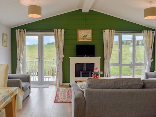 2 bedroom accommodation in Pentridge