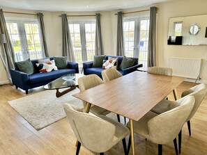 Smart TV - Luxury 3 bedroom lakeside turret lodge with private wrap around deck (South Cerney)