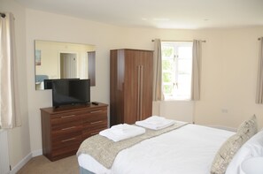 3 bedrooms, free WiFi, bed sheets - Luxury 3 bedroom lakeside turret lodge with private wrap around deck (South Cerney)