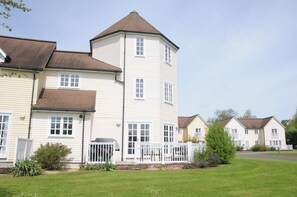 Exterior - Luxury 3 bedroom lakeside turret lodge with private wrap around deck (South Cerney)