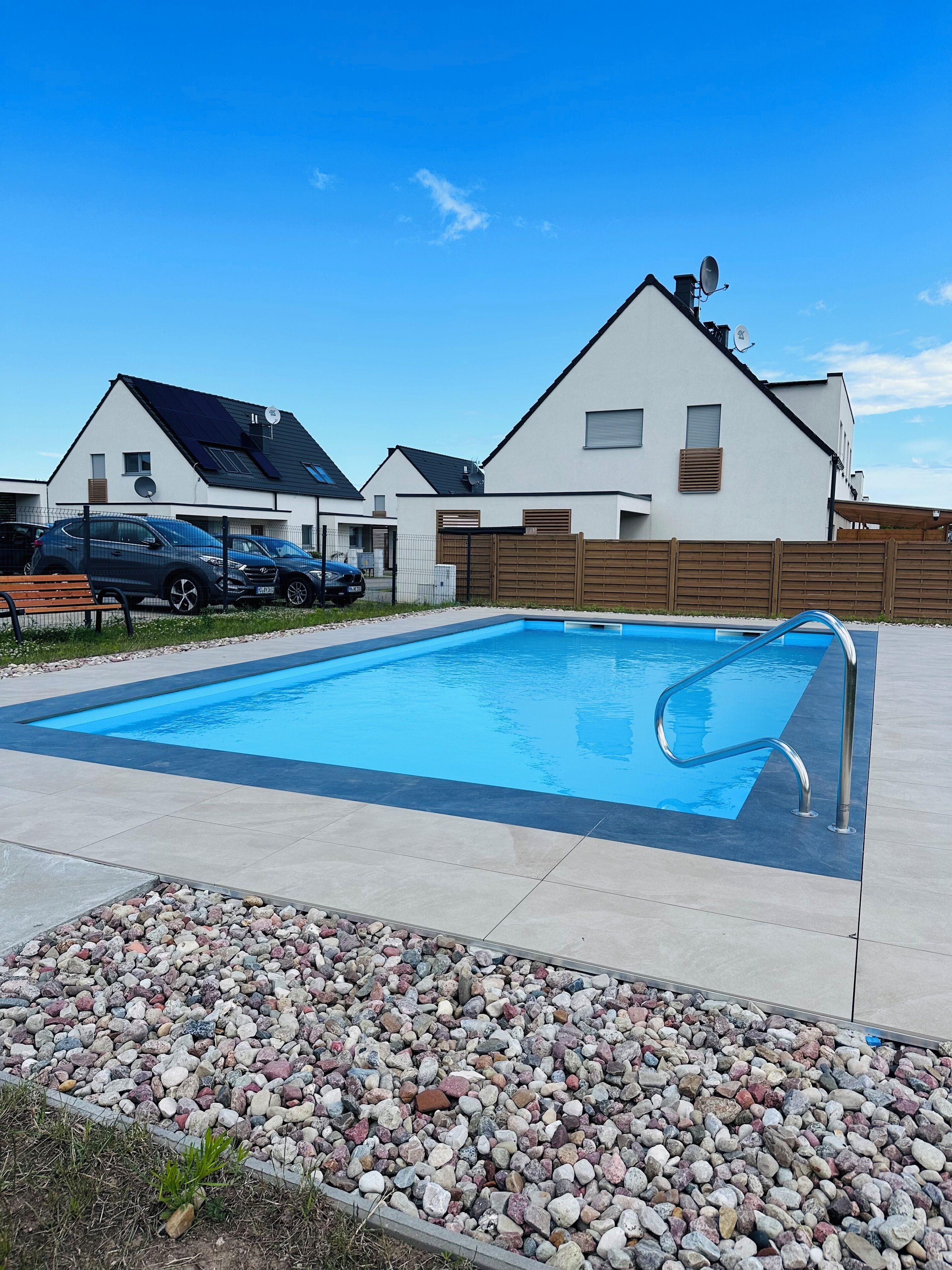 Utendørsbasseng og et oppvarmet basseng