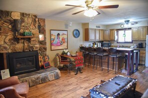 Flatscreentelevisie en een open haard