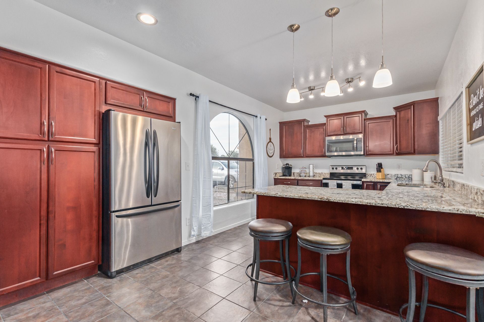 冰箱、  微波炉、烤箱、炉灶