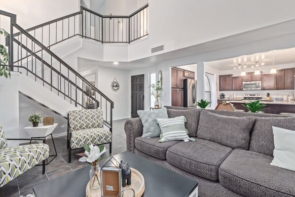 Smart TV, fireplace, stereo - Your Home Away! Offering free heated pool ! Close to everything ! (Chandler)