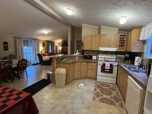 Fridge, microwave, oven, stovetop - Plum Crazy Appalachian Resort on ATV trail by Waterfalls, 17mi to Norris Lake. (LaFollette)